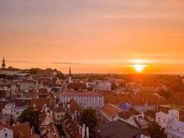 Krásné Oranžové Slunce Nad Tallinnské Staré Město Estonsku Náměstí Raekoja — Stock fotografie