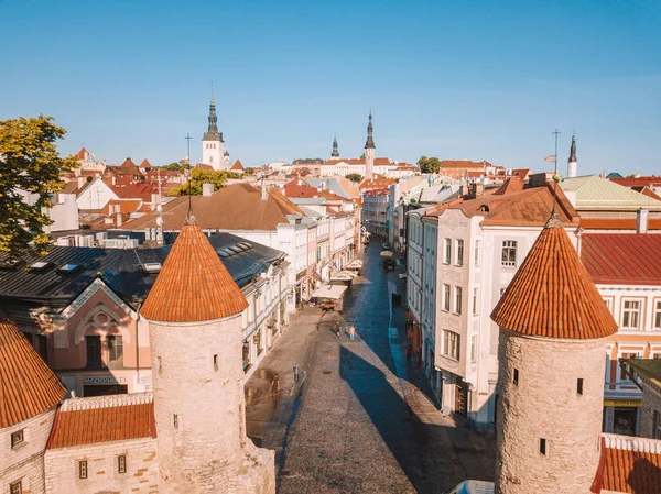 İnanılmaz hava manzarası, Tallinn Belediye Meydanı Eski Pazar Meydanı, Estonya ile. Estonya güzel eski ortaçağ şehir.
