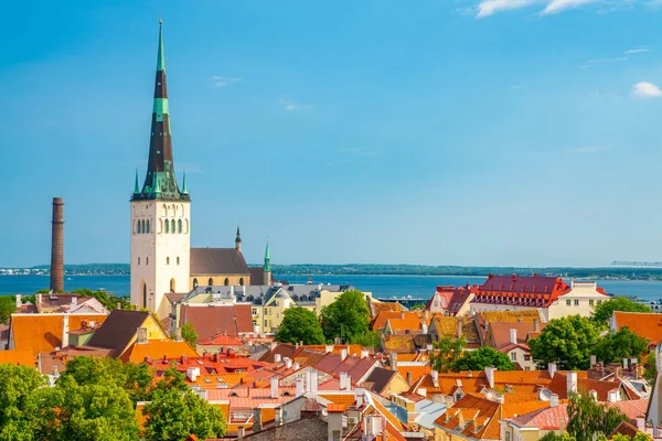 10 Haziran 2018. Tallinn, Estonya. Tallinn eski şehrin dar sokakları, ortaçağ binaları ve küçük Restoranlar, kafeler. 