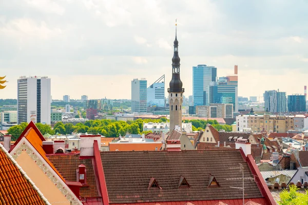 10 Haziran 2018. Tallinn, Estonya. Tallinn eski şehrin dar sokakları, ortaçağ binaları ve küçük Restoranlar, kafeler. 