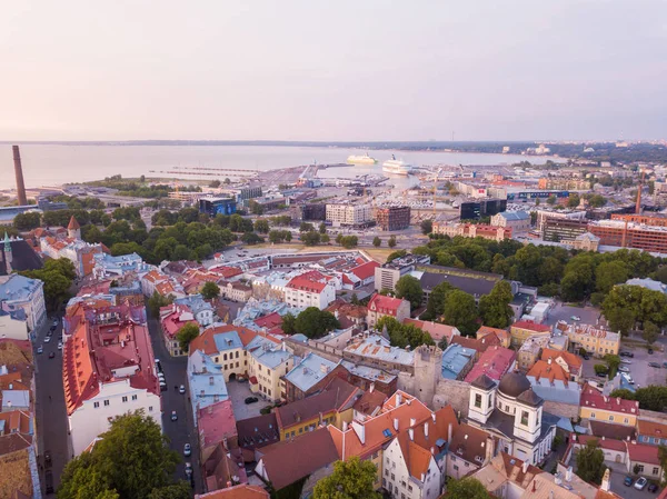 Eski Şehir, Tallinn Estonya Raekoja plats, Kalesi ve eski ortaçağ kuleler üzerinde güzel turuncu günbatımı. 