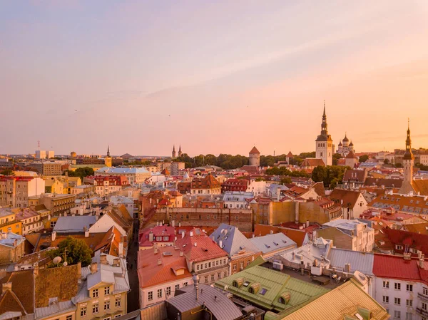 Piękny Pomarańczowy Zachód Słońca Nad Stare Miasto Tallinie Estonii Placu — Zdjęcie stockowe