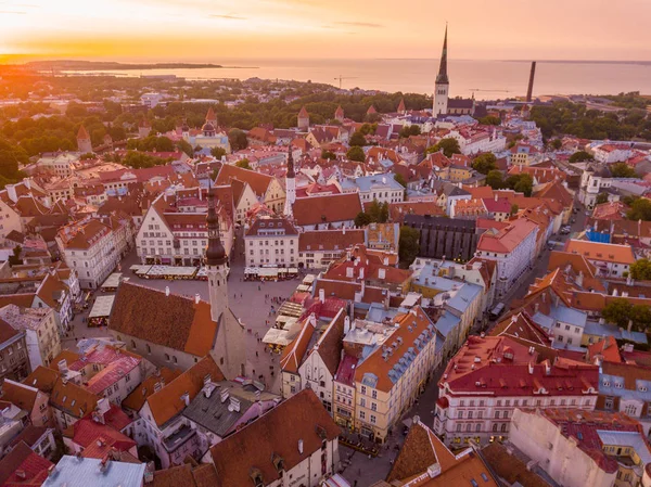Piękny Pomarańczowy Zachód Słońca Nad Stare Miasto Tallinie Estonii Placu — Zdjęcie stockowe
