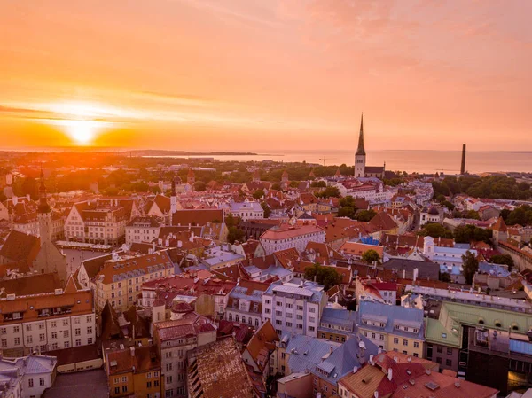 Splendido Tramonto Arancione Sul Centro Storico Tallinn Estonia Con Piazze — Foto Stock