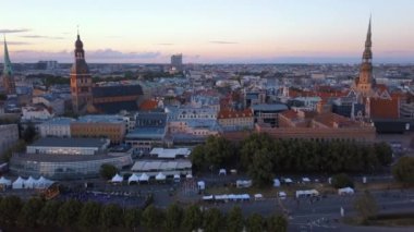 Dans ve Riga merkezi şarkı insanlarla 