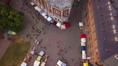 Riga eski şehrin ana kare (Dome Meydanı) yerel pazar ve ulusal 