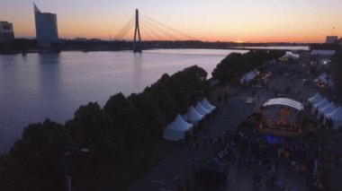 Dans ve Riga merkezi şarkı insanlarla 