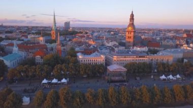 Dans ve Riga merkezi şarkı insanlarla 