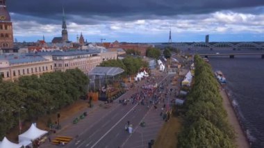 Dans ve Riga merkezi şarkı insanlarla 