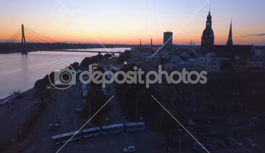 Dans ve Riga merkezi şarkı insanlarla 