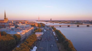 Dans ve Riga merkezi şarkı insanlarla 