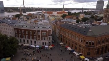 Riga eski şehrin ana kare (Dome Meydanı) yerel pazar ve ulusal 
