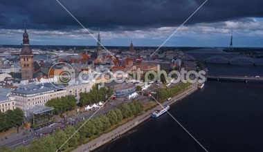 Dans ve Riga merkezi şarkı insanlarla 