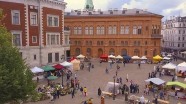 Riga eski şehrin ana kare (Dome Meydanı) yerel pazar ve ulusal 