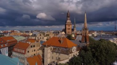 Dans ve Riga merkezi şarkı insanlarla 