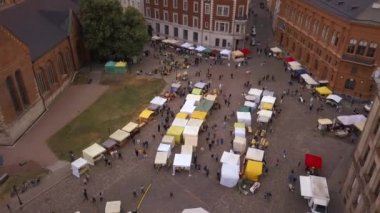 Riga eski şehrin ana kare (Dome Meydanı) yerel pazar ve ulusal 