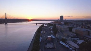 Dans ve Riga merkezi şarkı insanlarla 