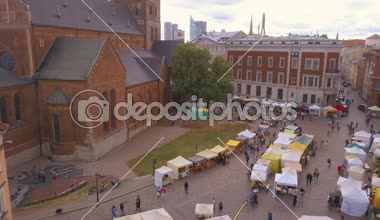 Riga eski şehrin ana kare (Dome Meydanı) yerel pazar ve ulusal 