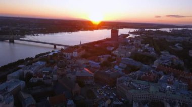 Dans ve Riga merkezi şarkı insanlarla 