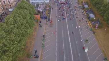 Dans ve Riga merkezi şarkı insanlarla 