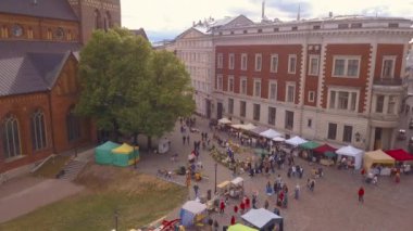 Riga eski şehrin ana kare (Dome Meydanı) yerel pazar ve ulusal 