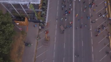 Dans ve Riga merkezi şarkı insanlarla 