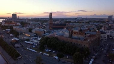 Dans ve Riga merkezi şarkı insanlarla 