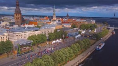 Dans ve Riga merkezi şarkı insanlarla 