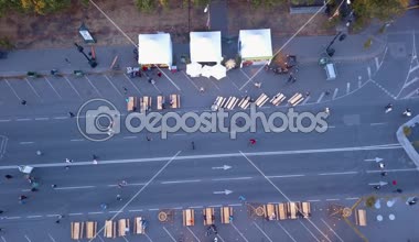 Dans ve Riga merkezi şarkı insanlarla 