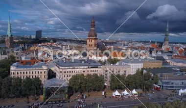 Dans ve Riga merkezi şarkı insanlarla 