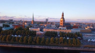 Dans ve Riga merkezi şarkı insanlarla 