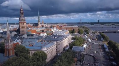 Dans ve Riga merkezi şarkı insanlarla 