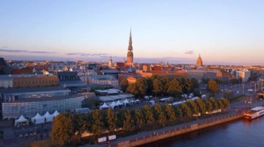 Dans ve Riga merkezi şarkı insanlarla 