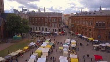 Riga eski şehrin ana kare (Dome Meydanı) yerel pazar ve ulusal 