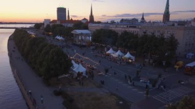 Dans ve Riga merkezi şarkı insanlarla 