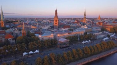 Dans ve Riga merkezi şarkı insanlarla 