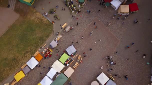 Schöne Luftaufnahme Des Hauptplatzes Der Rigaer Altstadt Domplatz Mit Lokalem — Stockvideo