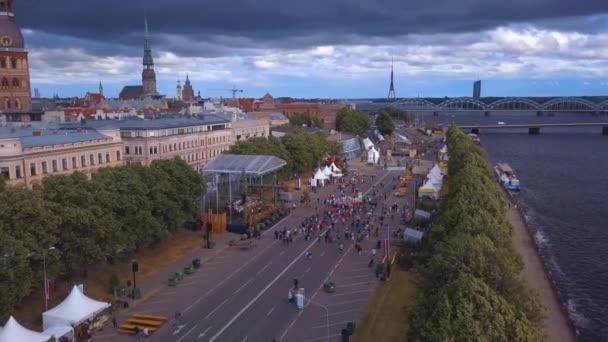 Vista Aérea Del Casco Antiguo Riga Celebrando Jani Con Gente — Vídeo de stock