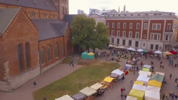 Schöne Luftaufnahme Des Hauptplatzes Der Rigaer Altstadt Domplatz Mit Lokalem — Stockvideo