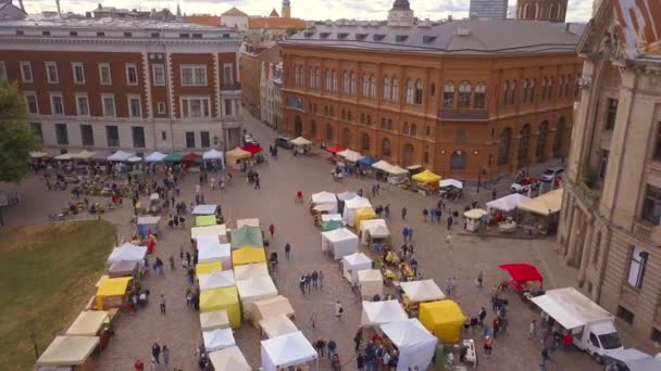 美丽鸟瞰的里加老城主广场 圆顶广场 与当地市场和人民准备国家 Ligo 庆祝活动 — 图库视频影像