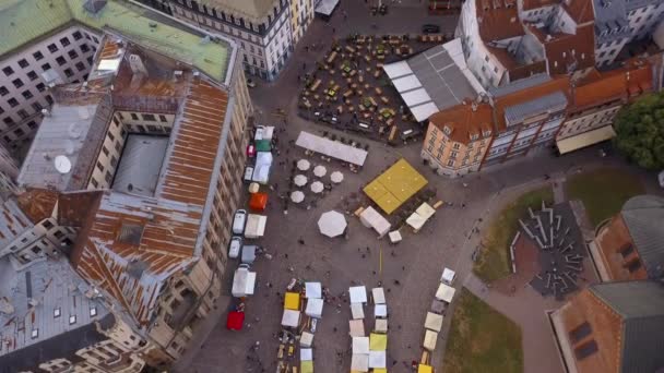 美丽鸟瞰的里加老城主广场 圆顶广场 与当地市场和人民准备国家 Ligo 庆祝活动 — 图库视频影像