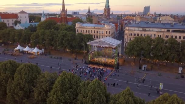 Letecký Pohled Starého Města Rigy Oslavující Jani Lidmi Tančí Zpívá — Stock video