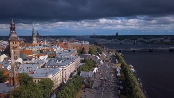 Vista Aérea Del Casco Antiguo Riga Celebrando Jani Con Gente — Vídeo de stock