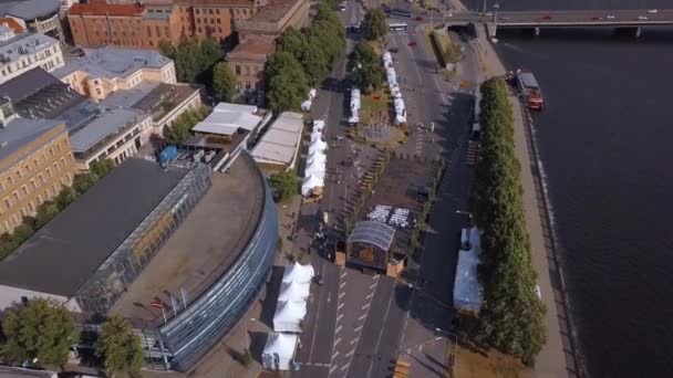 Vista Aérea Del Casco Antiguo Riga Celebrando Jani Con Gente — Vídeo de stock