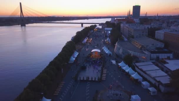 Vista Aérea Cidade Velha Riga Comemorando Jani Com Pessoas Dançando — Vídeo de Stock