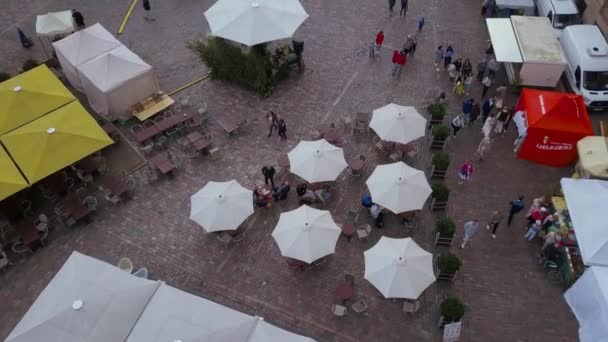 リガ旧市街メインの広場 ドーム広場 ローカル市場と国家 Ligo 記念イベント準備人々 の美しい空撮 — ストック動画