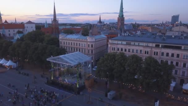 Vista Aérea Del Casco Antiguo Riga Celebrando Jani Con Gente — Vídeo de stock