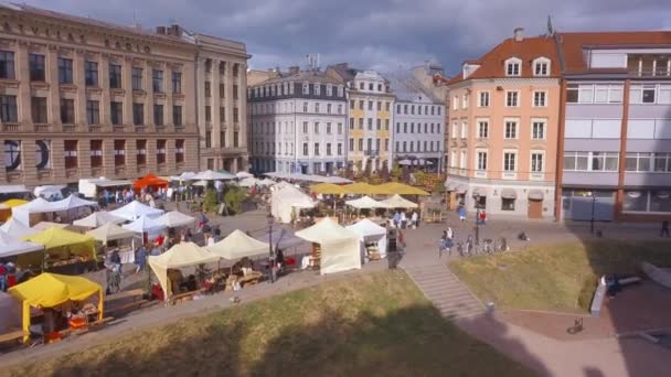 Krásný Pohled Riga Staré Hlavní Náměstí Náměstí Místním Trhem Lidé — Stock video