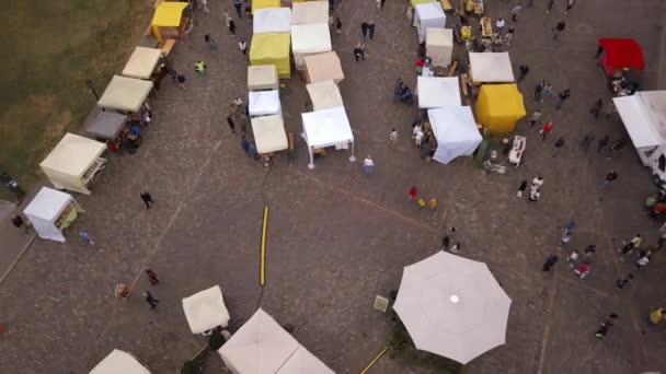 Vakkert Flybilde Riga Gamle Torg Med Lokale Markeder Folk Som – stockvideo