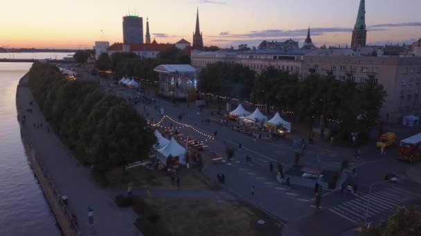 Вид Воздуха Старый Город Риги Празднующий Яни Людьми Танцующими Поющими — стоковое видео